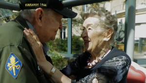 Thumbnail voor 75 jaar na laatste kus vinden Amerikaanse soldaat en Française elkaar terug