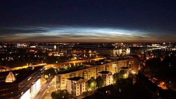 lichtende-nachtwolken-foto