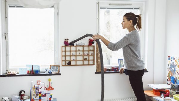 Vrouw die schoonmaakt