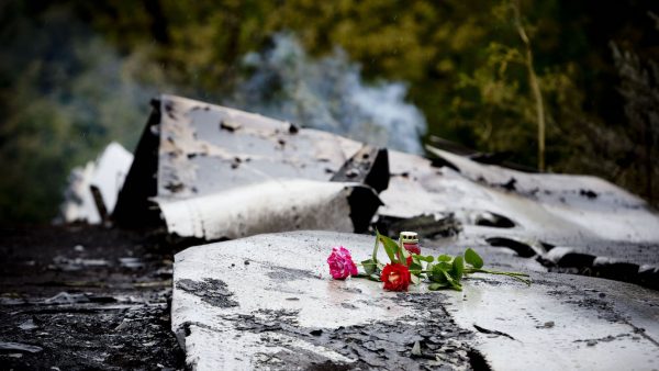 Bloemen op wrakstuk MH17