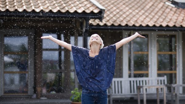 Vrouw in de regen