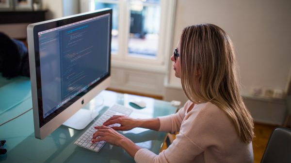Werkende vrouwen in Nederland willen minder uren werken