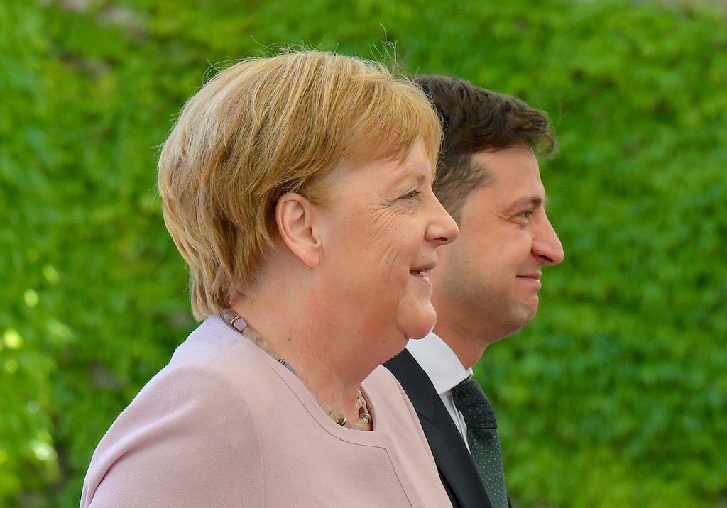 Angela Merkel begint heftig te trillen tijdens volkslied ...
