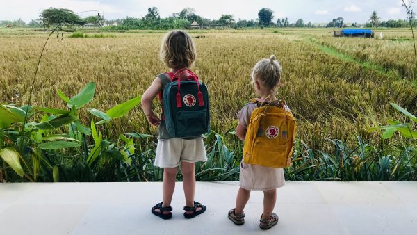 nikki en sil zijn met hun kinderen op wereldreis