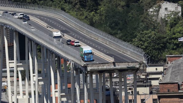 Nieuwe beelden vrijgegeven door Italiaanse politie van instorting Morandibrug in Genua Italië augustus 2018