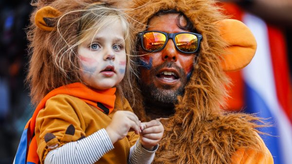 mannen-jonge-meiden-OranjeLeeuwinnen