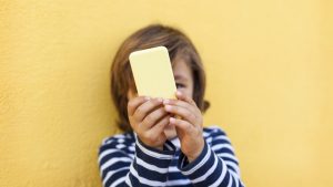 Thumbnail voor 'Kinderen weten niet dat fout opladen mobiel gevaarlijk kan zijn'