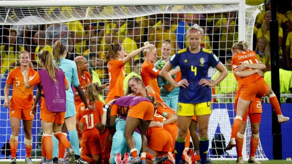 Het dak kan eraf! Jackie Groenen schiet Oranje naar WK-finale