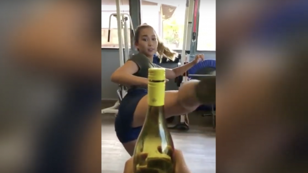 Nieuwe wereldwijde rage: iedereen doet mee met de #bottlecapchallenge
