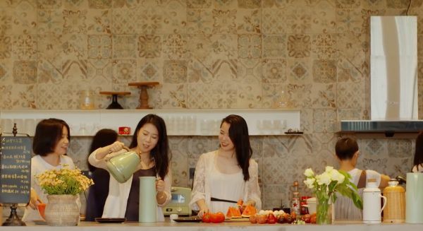 chinese vriendinnen wonen samen in een villa
