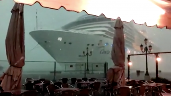 cruiseschip venetie ramt kade venezie net niet