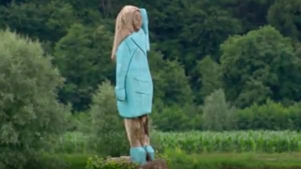 Melania Trump houten beeld Slovenië