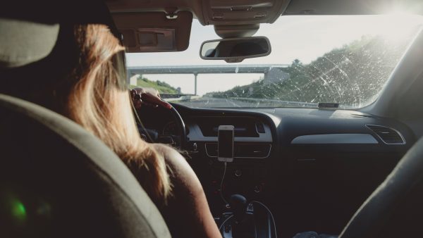 dronken vrouw rijdt met kind op de achterbank