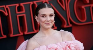 Thumbnail voor 'Stranger Things'-actrice Millie Bobby Brown lanceert eigen lijn met Converse