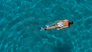 Thumbnail voor Dit moet je volgens strandwacht Tanya weten voordat je de zee induikt: 'Overschat jezelf niet'