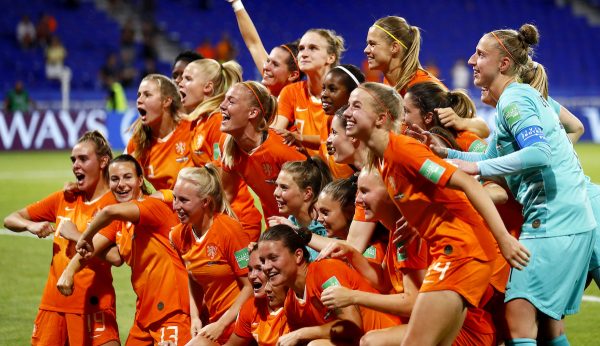 voetbalvrouwen naar plek drie op wereldranglijst
