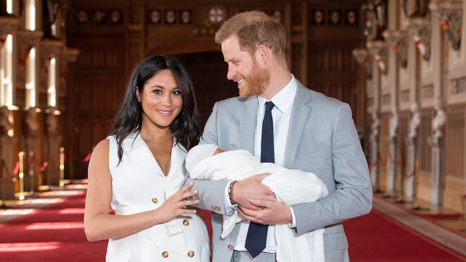 Volgens de 'moedermaffia' hield Meghan haar zoon verkeerd vast, dit vinden jullie