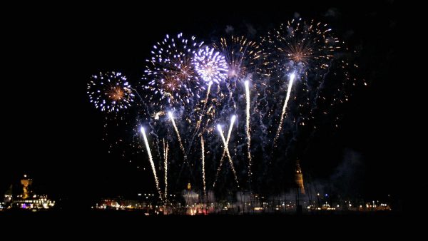 Vuurwerk boven de Waal tijdens de Nijmeegse Vierdaagse