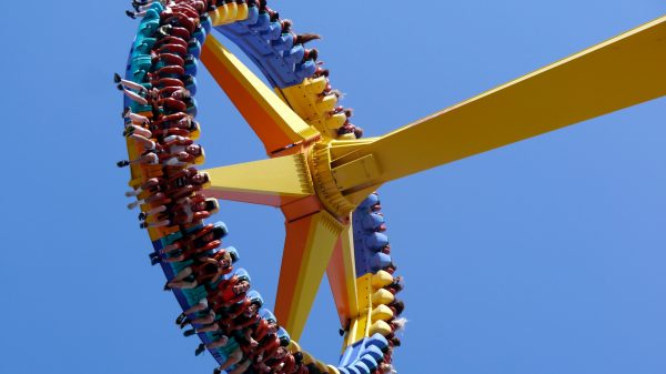 indiaas pretpark attractie breekt af zes meter