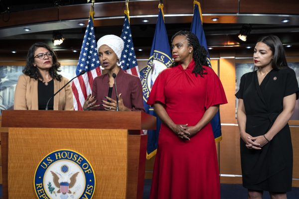 Alexandria Ocasio-Cortez Ayanna Pressley Rashida Tlaib Ilhan Omar the squad reageren op tweet president Trump