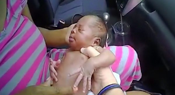politieagent redt bij toeval het leven van deze pasgeboren baby