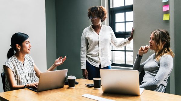 Vrouwen werken liever dichterbij huis dan mannen (en lopen geld mis)