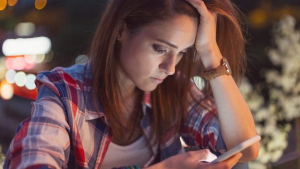 Journalist beschrijft hoe het is om telefoon van overleden vader leeg te halen SK