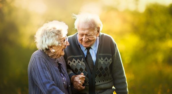 Deze fotografe legt oudere stellen vast alsof ze net verloofd zijn