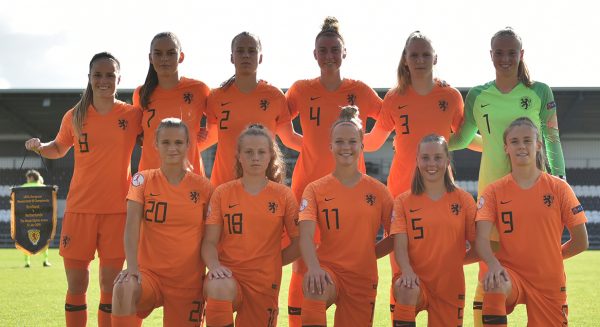 Dít zijn de Oranjevrouwen onder 19 (en vanavond spelen ze de halve finale)