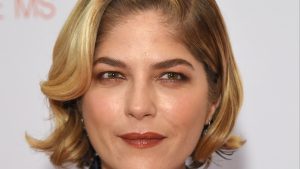 Thumbnail voor Selma Blair toont geschoren hoofd in emotionele post na laatste MS-behandeling