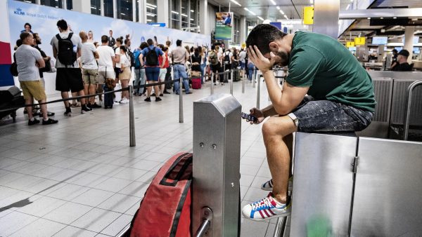 Honderden Nederlanders vast door Schiphol-storing