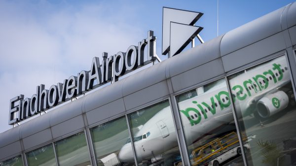 eindhoven-aiport-vliegtuigen-aan-grond-noodweer