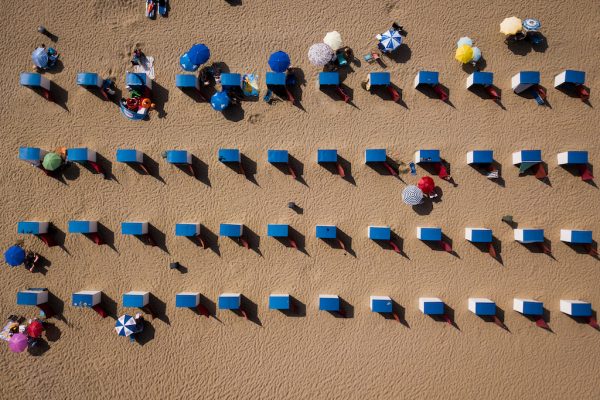 Zo bescherm je je waardevolle spullen op het strand tegen zakkenrollers