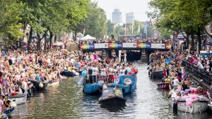 Thumbnail voor Waarom Primark 'voor geen miljoen' mee mag varen in Amsterdamse Canal Parade