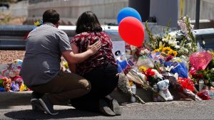 Thumbnail voor Vader en moeder overlijden terwijl ze baby beschermen tijdens schietpartij Texas