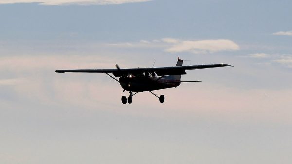 studente madagaskar lichaam overleden sprong vliegtuig