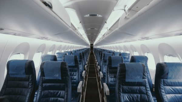 man-vliegt-alleen-lijnvlucht