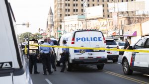 Thumbnail voor Agenten beschoten in Philadelphia, collega's urenlang opgesloten in woning