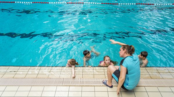 zwemles kinderen is zo duur dat sommige ouders het niet kunnen betalen