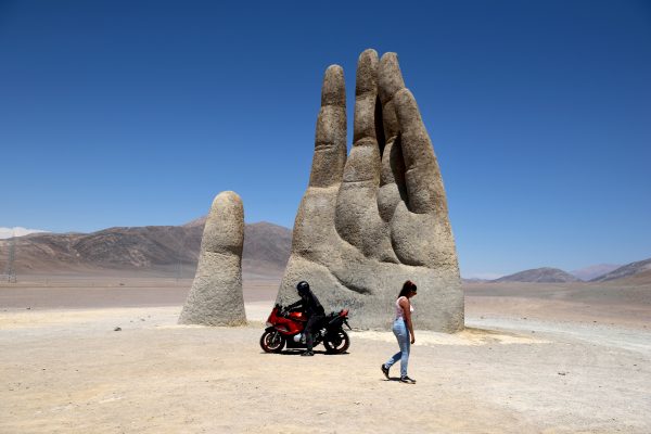 The hand in the desert gekke plekken