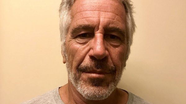 Nog drie vrouwen klagen Jeffrey Epstein aan en slepen trust voor rechter