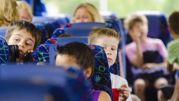 Schoolreisje eindigt in drama, bus botst op auto's snelweg Brabant