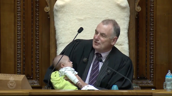 Voorzitter parlement Nieuw Zeeland past op baby tijdens debat
