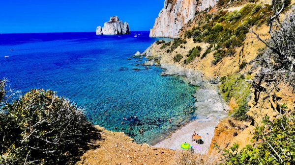 Frans stel riskeert flinke celstraf na meenemen zand van Sardinië