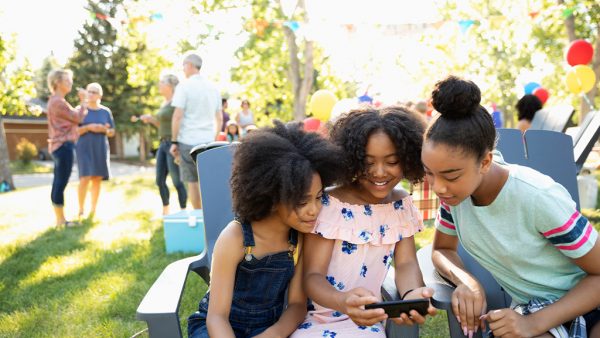 jongeren kinderen te vaak op telefoon