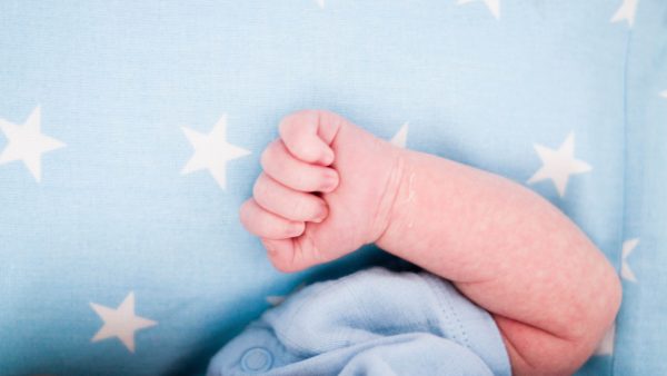 Amerikaanse vrouw smokkelt baby via handbagage