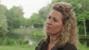 Thumbnail voor Hoe 'Mooiste Meisje van de Klas' Saskia (43) verslaafd raakte aan alcohol én weer afkickte