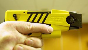 Thumbnail voor Gefrustreerde korpschef eist snelle invoering van taser voor agenten