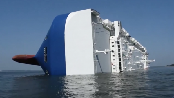 boot vrachtschip kapseist amerikaanse kust reddingswerkers