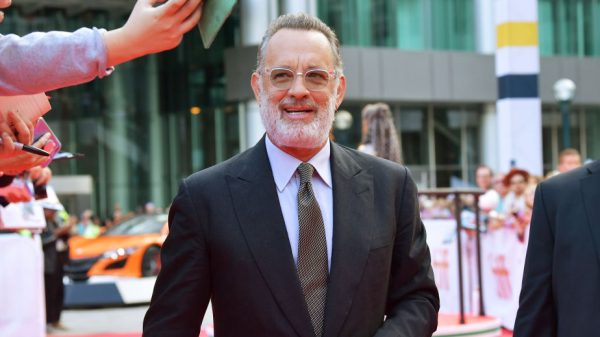 Tom Hanks mr. rogers a beautiful day in the neighborhood lunchvideo rode loper zingen